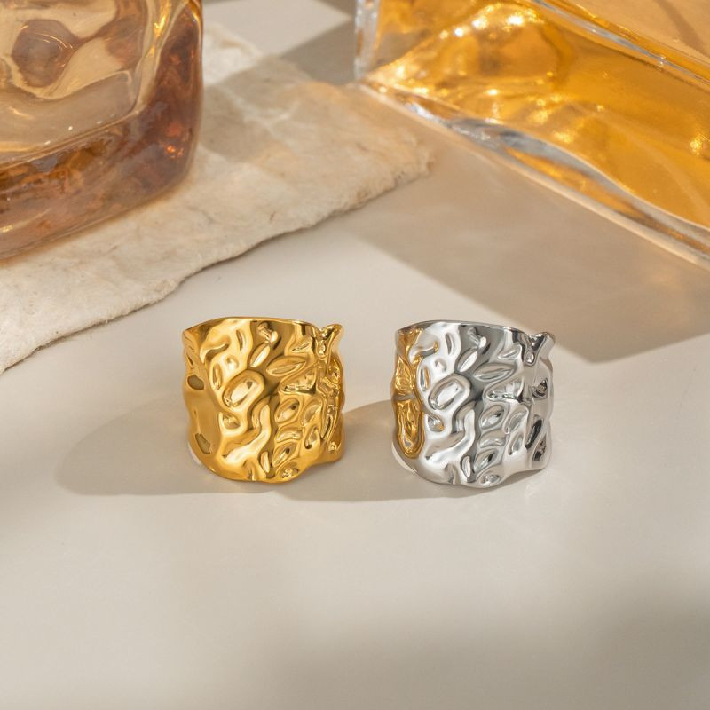 Широкое кольцо с эффектом мятого металла CJN49701