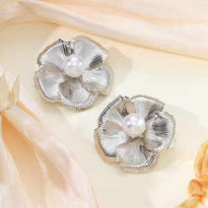 Изящные серьги-пусеты Перламутровые цветы в серебристом обрамлении CJL20154