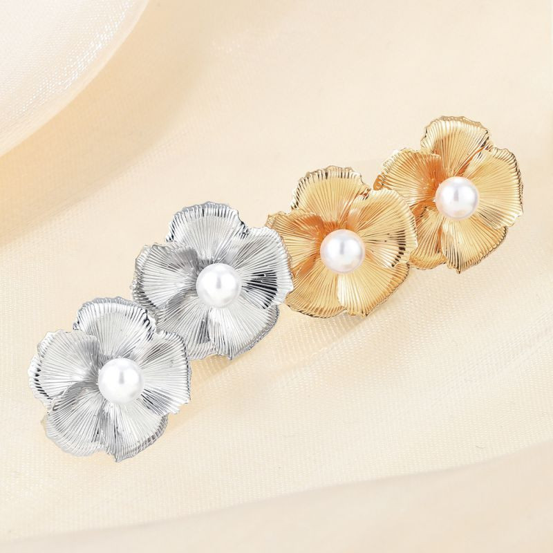 Изящные серьги-пусеты Перламутровые цветы в серебристом обрамлении CJL20154