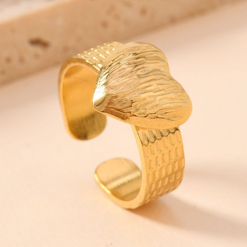 Массивное фактурное кольцо золотистого цвета CJH95407