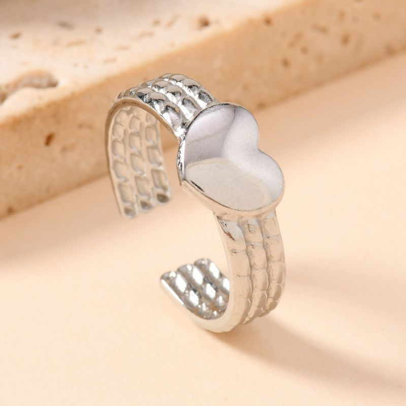 Массивное фактурное кольцо золотистого цвета CJH95407