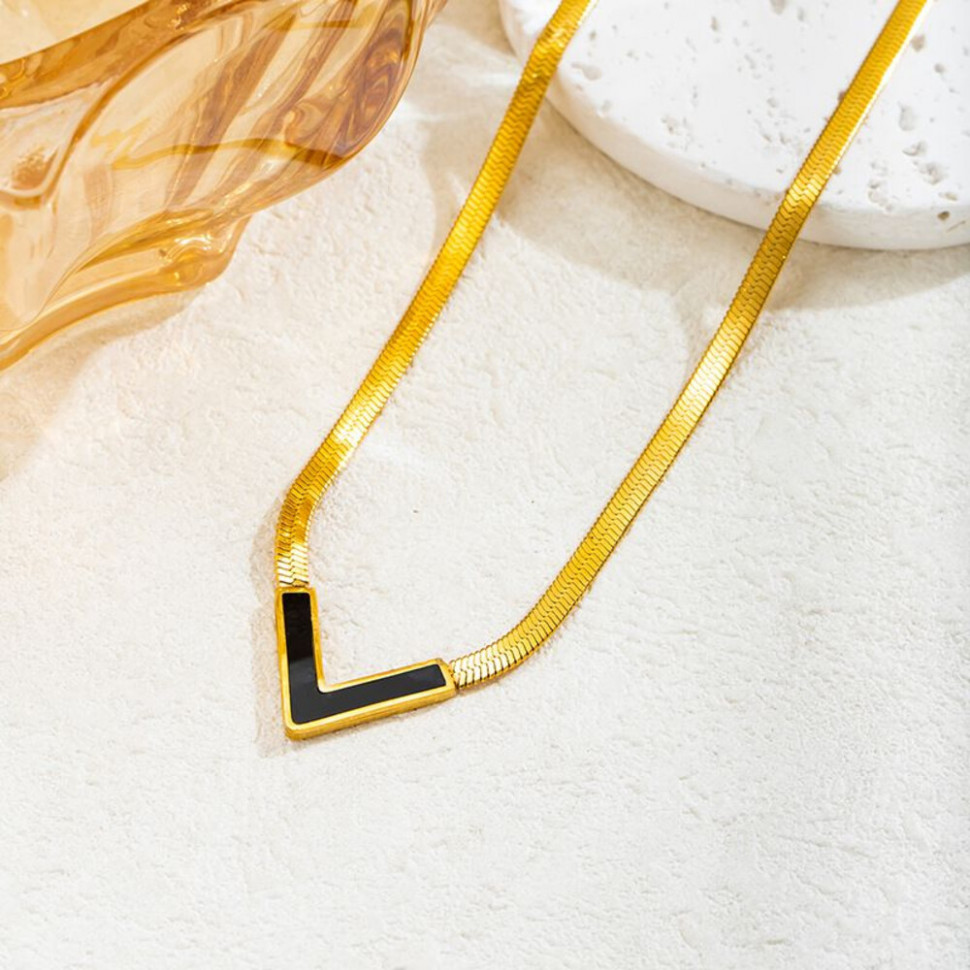 Золотистое колье "змейка" с черной V-образной вставкой CJJ10528