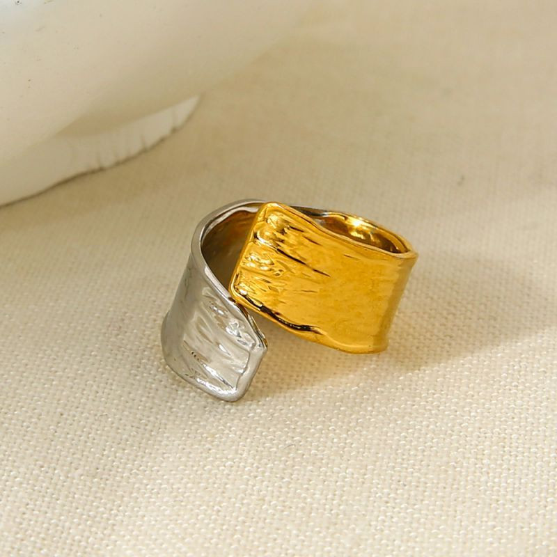 Двухцветное кольцо-печатка с эффектом нахлеста CJP79984