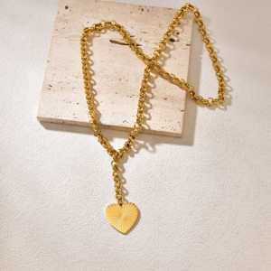 Золотистое колье-галстук с рельефным сердцем CJP95501 Золотистое колье-галстук с рельефным сердцем CJP95501